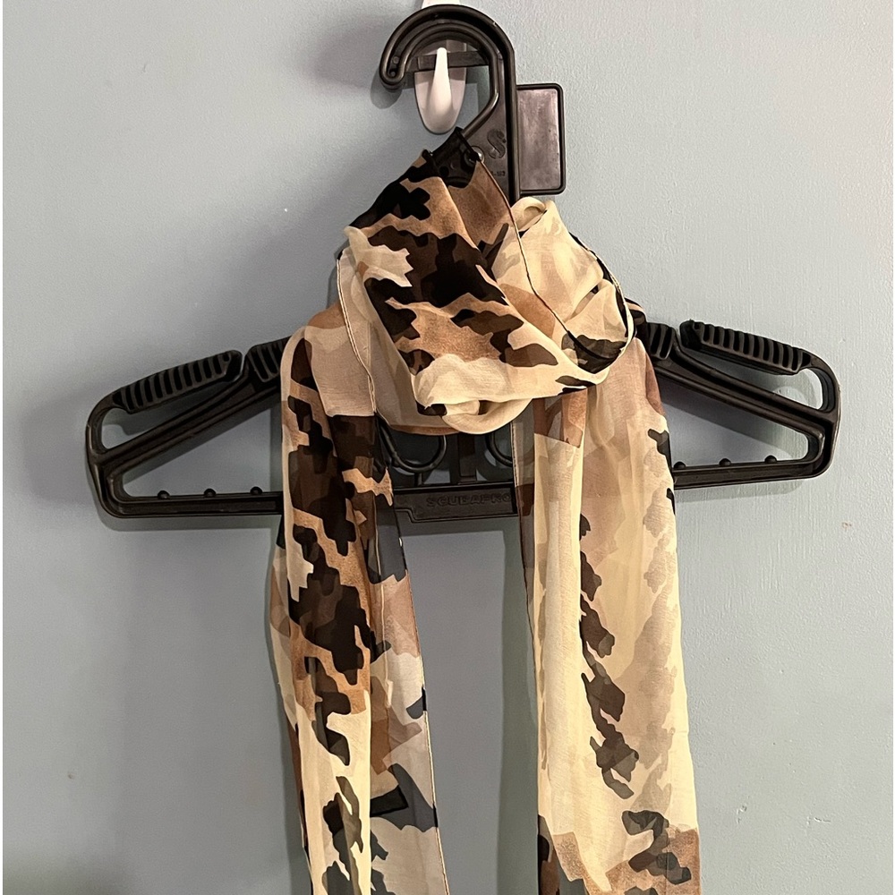 SELLING SCARF FOR WOMEN COLOR BROWN /TAN GENTLY USED VERY GOOD CONDITION